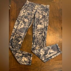 Blue and White Patterned Leggings- lululemon size 6
